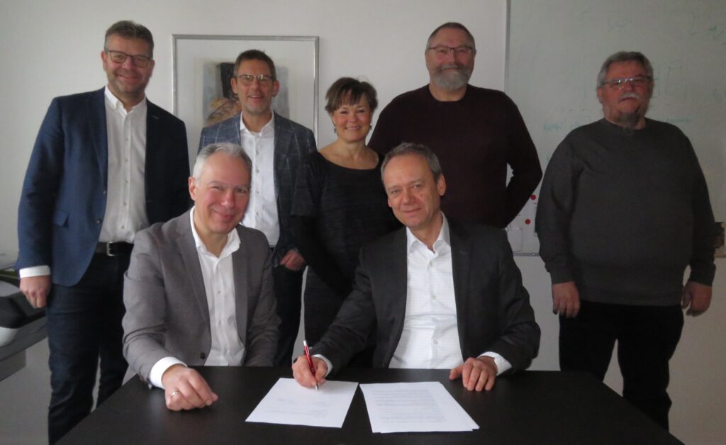 Kontrakten blev underskrevet i MedCom den 22. februar af John Henriksen (TDC Erhverv) og Lars Hulbæk (MedCom) med tilhørende parter. 