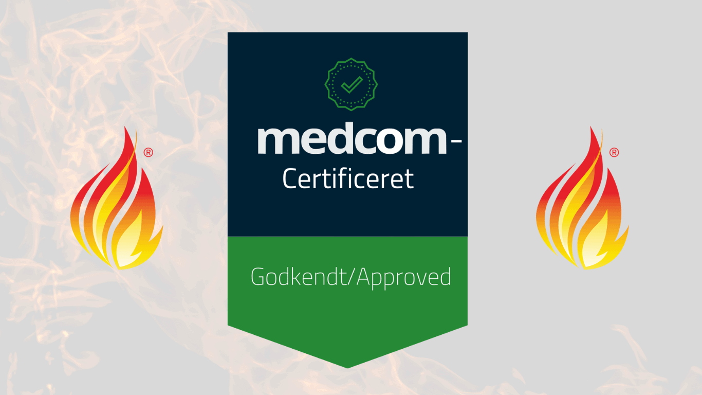 MedCom-Certificeringslogo med FHIR-logoet, som symboliserer første FHIR-godkendelse i MedComs historie.