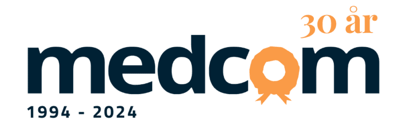 MedComs 30-års jubilæums logo - indhyllet i MedComs normale logo men med et orange tekst øverst "30 år" og nederst med tekst "1994-2024"