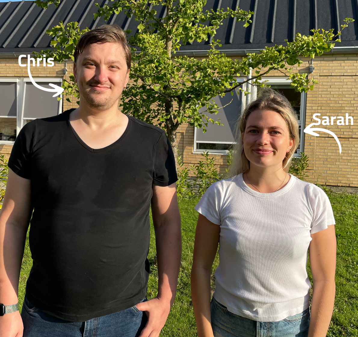 Portrætfoto udendørs af Chris Lehmann Olesen og Sarah Kieler Schrøder