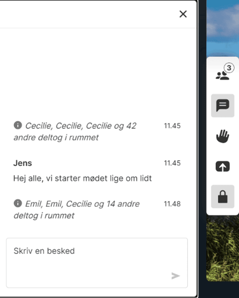 Et screenshot af chat panelet hvor man kan se aktivitet i mødet og beskeder.