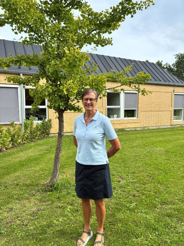 Portrætbillede af Grethe Nielsen udenfor MedComs lokaler. 
